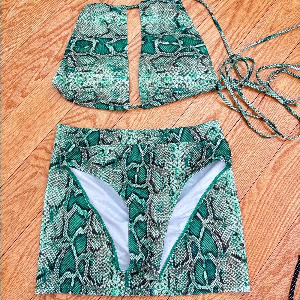 Green Snake-Print Bikini Set with Matching Skirt - Picture 3 of 11